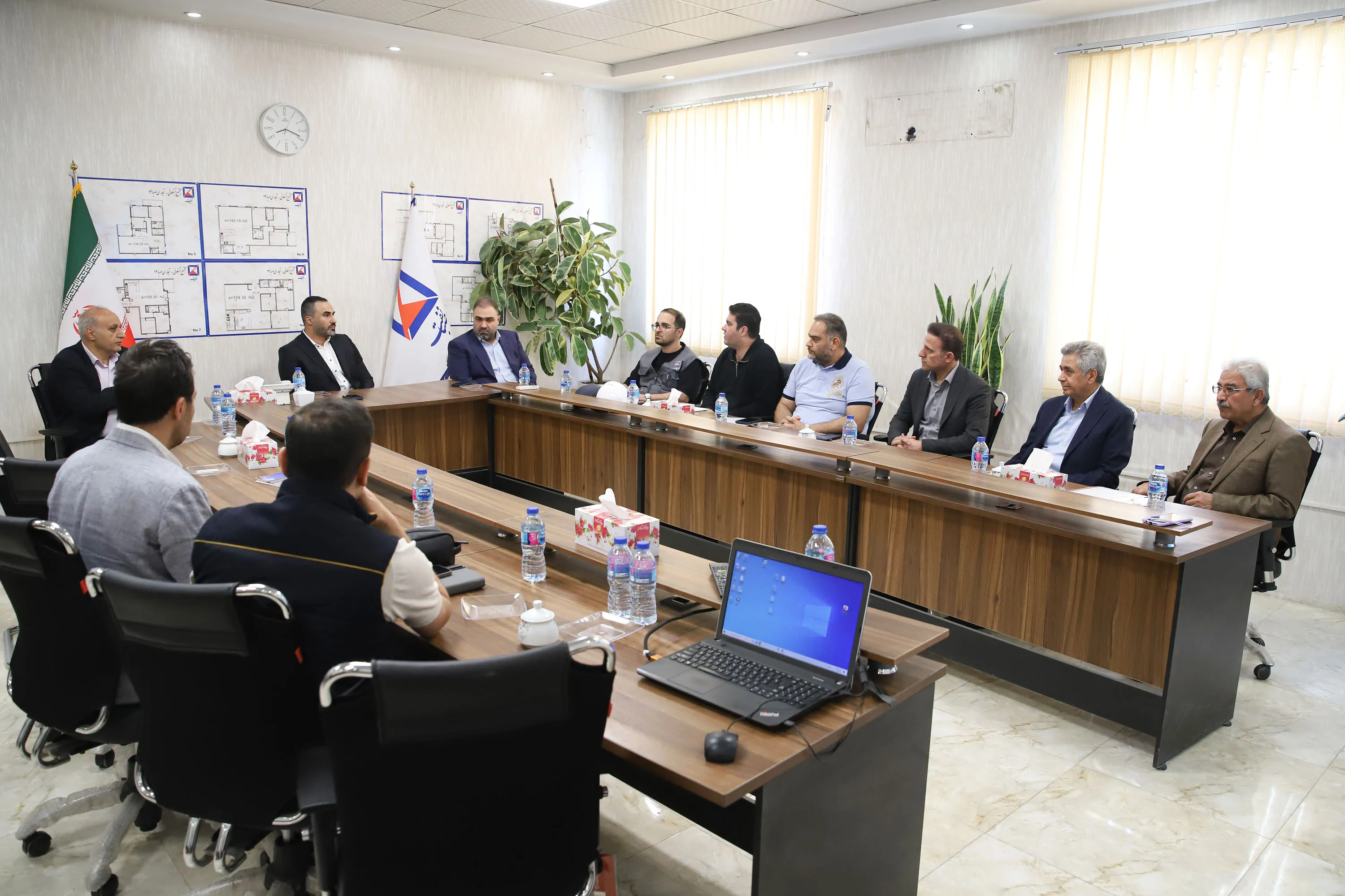 جلسه با پیمانکاران نیایش
